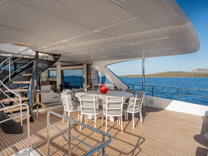 TWINS Ferretti Custom Line Navetta 30 - sky deck aft TWINS Ferretti Custom Line Navetta 30 - sky deck aft