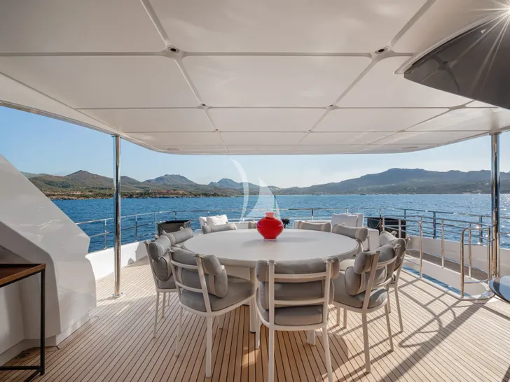 TWINS Ferretti Custom Line Navetta 30 - sky deck alfresco dining area TWINS Ferretti Custom Line Navetta 30 - sky deck alfresco dining area