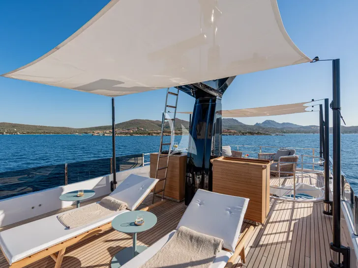 TWINS Ferretti Custom Line Navetta 30 - sundeck shaded TWINS Ferretti Custom Line Navetta 30 - sundeck shaded