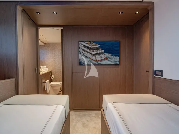 TWINS Ferretti Custom Line Navetta 30 - twin cabin TV TWINS Ferretti Custom Line Navetta 30 - twin cabin TV