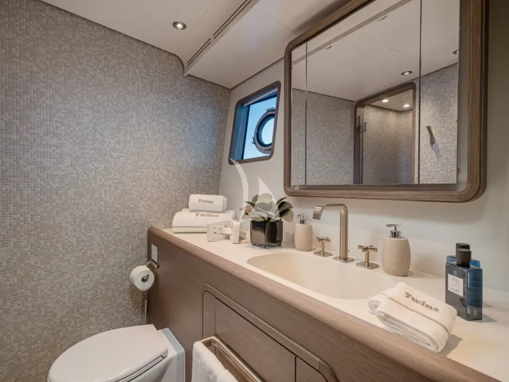 TWINS Ferretti Custom Line Navetta 30 - twin cabin bathroom TWINS Ferretti Custom Line Navetta 30 - twin cabin bathroom