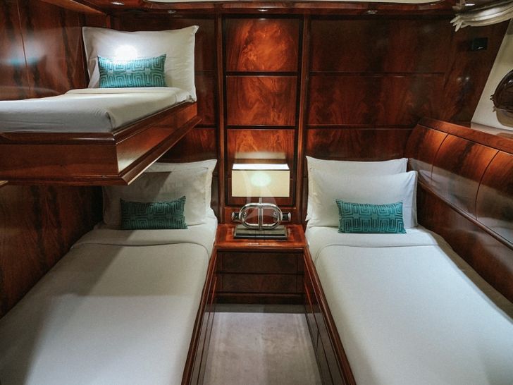 FOR YOUR EYES ONLY Astondoa 102 GLX - twin cabin 2 with a Pullman FOR YOUR EYES ONLY Astondoa 102 GLX - twin cabin 2 with a Pullman