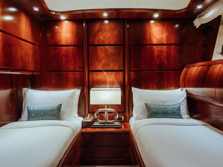 FOR YOUR EYES ONLY Astondoa 102 GLX - twin cabin 1 FOR YOUR EYES ONLY Astondoa 102 GLX - twin cabin 1