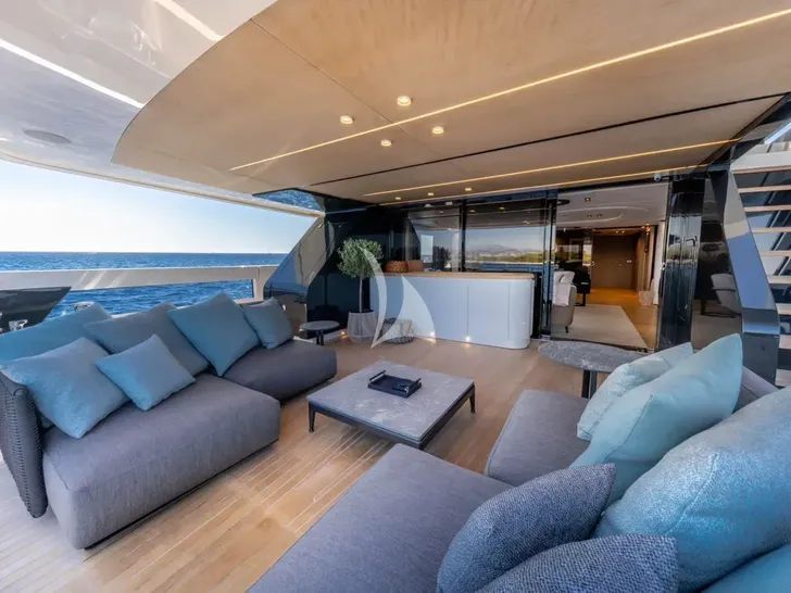 UILIA ISA Extra 93 - main aft deck lounge and bar area UILIA ISA Extra 93 - main aft deck lounge and bar area