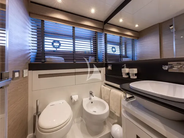 UILIA ISA Extra 93 - master cabin bathroom UILIA ISA Extra 93 - master cabin bathroom