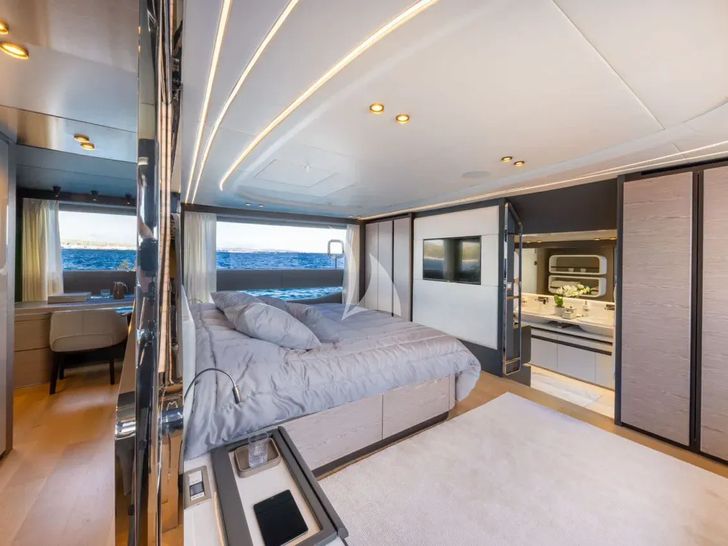 UILIA ISA Extra 93 - master cabin UILIA ISA Extra 93 - master cabin