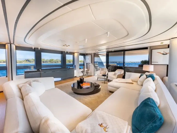 UILIA ISA Extra 93 - saloon other angle UILIA ISA Extra 93 - saloon other angle