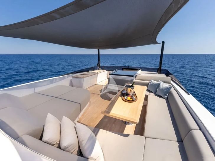 UILIA ISA Extra 93 - sun deck lounge and bronzing area UILIA ISA Extra 93 - sun deck lounge and bronzing area