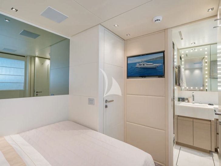 UNICKA Sanlorenzo SD92 - VIP cabin 3 TV UNICKA Sanlorenzo SD92 - VIP cabin 3 TV