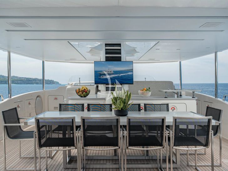 UNICKA Sanlorenzo SD92 - flybridge dining area with TV UNICKA Sanlorenzo SD92 - flybridge dining area with TV