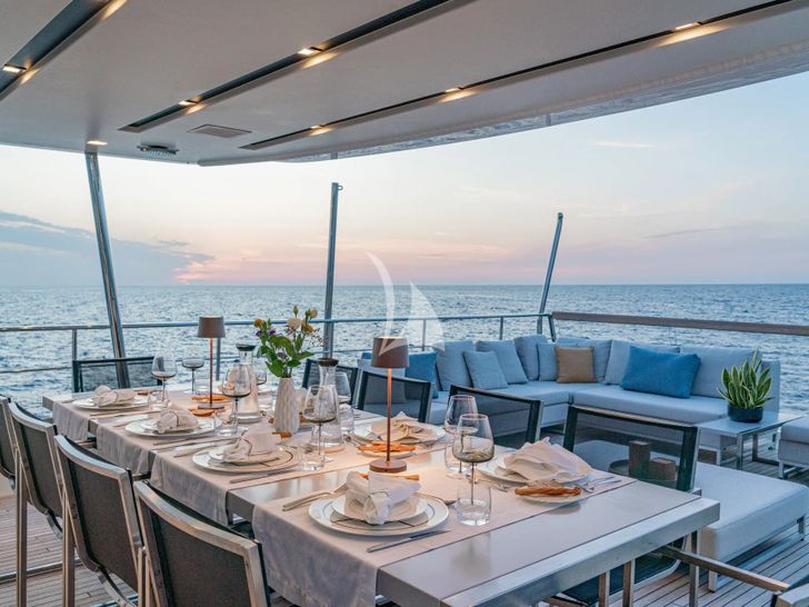 UNICKA Sanlorenzo SD92 - flybridge dining set up UNICKA Sanlorenzo SD92 - flybridge dining set up