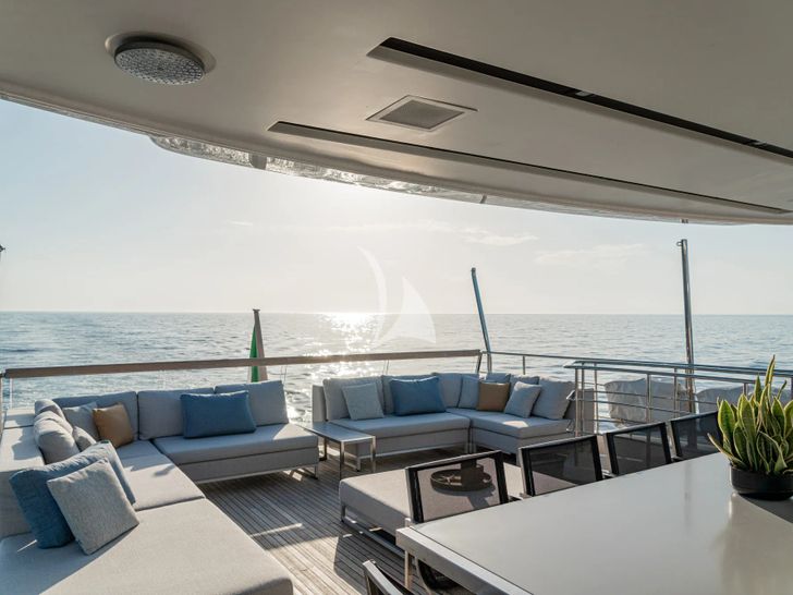 UNICKA Sanlorenzo SD92 - flybridge seating area UNICKA Sanlorenzo SD92 - flybridge seating area