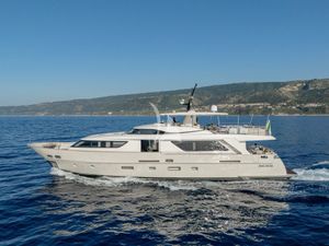 UNICKA - Sanlorenzo SD92 - 5 Cabins - Naples - Capri - Positano - Amalfi Coast - Italy UNICKA - Sanlorenzo SD92 - 5 Cabins - Naples - Capri - Positano - Amalfi Coast - Italy