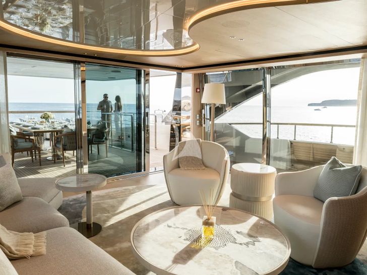 UNIQUE S Sanlorenzo SD118 - sky lounge UNIQUE S Sanlorenzo SD118 - sky lounge