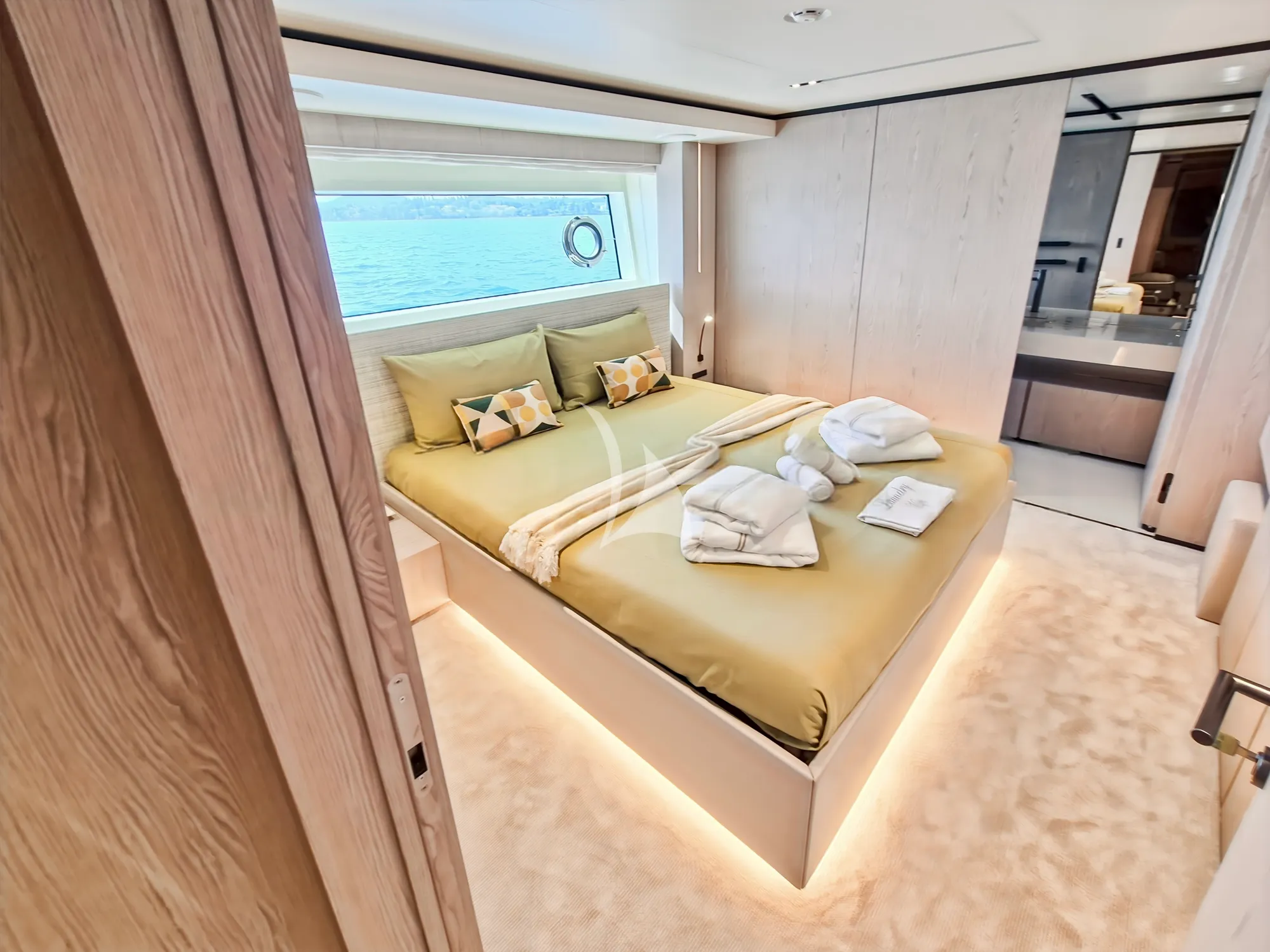 Charter Yacht UPSTREAM - Ferretti Custom Line Navetta 33 - 5 Cabins - Cogolin - Cannes - Nice - Antibes - St Tropez - Monaco - French Riviera