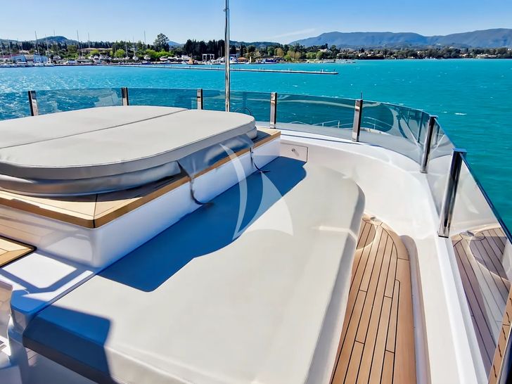 UPSTREAM Ferretti Custom Line Navetta 33 - flybridge jacuzzi convertible to a sunbathing area UPSTREAM Ferretti Custom Line Navetta 33 - flybridge jacuzzi convertible to a sunbathing area