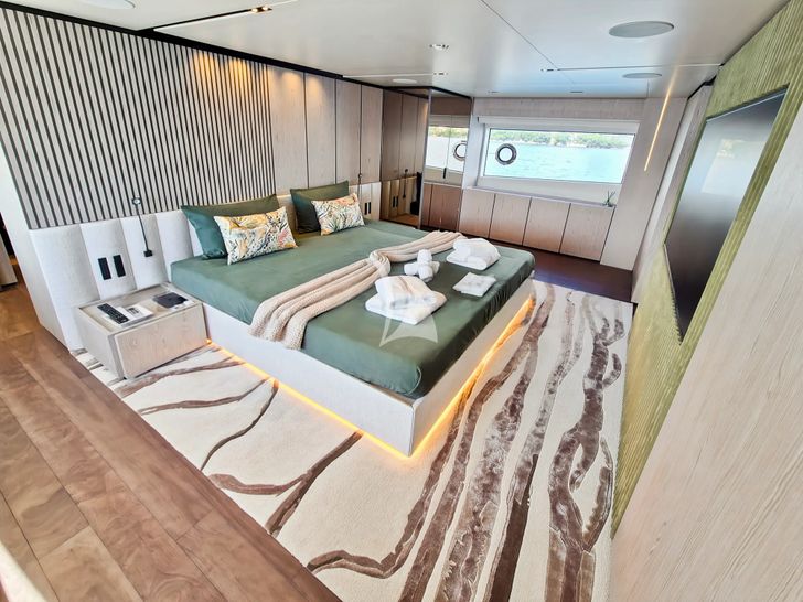 UPSTREAM Ferretti Custom Line Navetta 33 - master cabin UPSTREAM Ferretti Custom Line Navetta 33 - master cabin