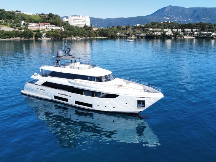 UPSTREAM Ferretti Custom Line Navetta 33 - profile UPSTREAM Ferretti Custom Line Navetta 33 - profile