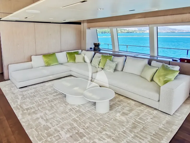 UPSTREAM Ferretti Custom Line Navetta 33 - sky lounge UPSTREAM Ferretti Custom Line Navetta 33 - sky lounge