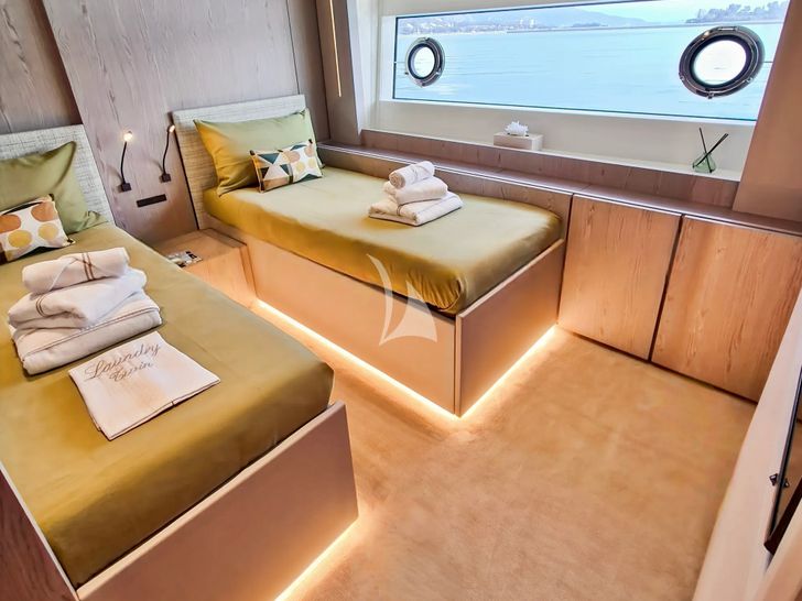UPSTREAM Ferretti Custom Line Navetta 33 - twin cabin UPSTREAM Ferretti Custom Line Navetta 33 - twin cabin