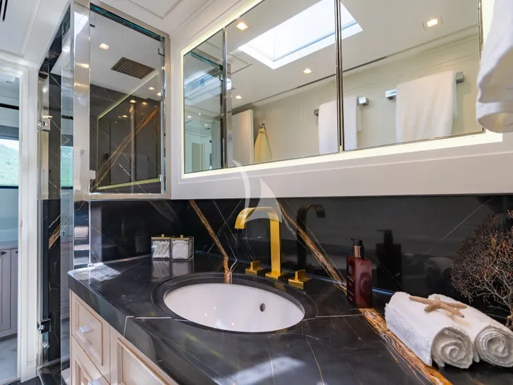 VALENTINA II Sanlorenzo SD90 - master cabin bathroom VALENTINA II Sanlorenzo SD90 - master cabin bathroom