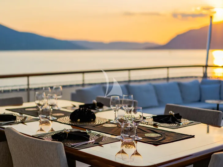 VALENTINA II Sanlorenzo SD90 - sundeck alfresco dining set up VALENTINA II Sanlorenzo SD90 - sundeck alfresco dining set up