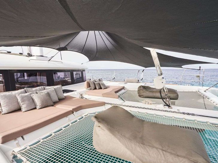 VALIUM Lagoon 62 Bow Sunbathing VALIUM Lagoon 62 Bow Sunbathing