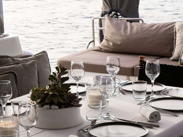 VALIUM Lagoon 62 Dining VALIUM Lagoon 62 Dining