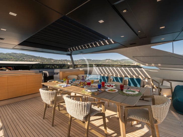 VAUBAN Sanlorenzo SL120 Asymmetric - flybridge dining area VAUBAN Sanlorenzo SL120 Asymmetric - flybridge dining area