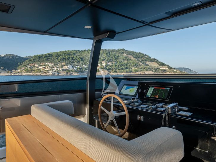 VAUBAN Sanlorenzo SL120 Asymmetric - flybridge helm VAUBAN Sanlorenzo SL120 Asymmetric - flybridge helm