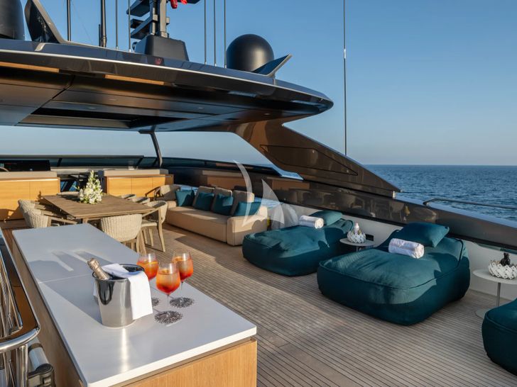 VAUBAN Sanlorenzo SL120 Asymmetric - flybridge lounge and kitchenette VAUBAN Sanlorenzo SL120 Asymmetric - flybridge lounge and kitchenette