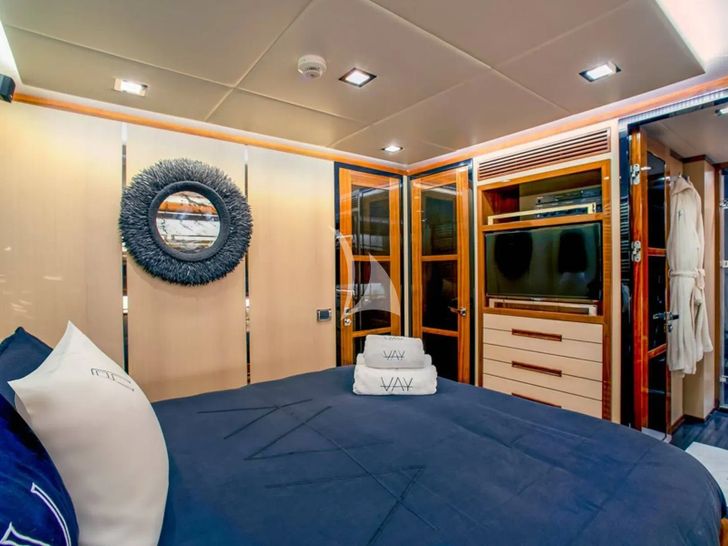 VAY Su Marine 40m - VIP cabin 1 bed and TV VAY Su Marine 40m - VIP cabin 1 bed and TV