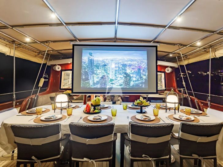 VAY Su Marine 40m - alfresco dining set up VAY Su Marine 40m - alfresco dining set up