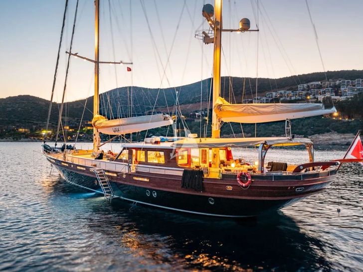 VAY Su Marine 40m - anchored at night VAY Su Marine 40m - anchored at night