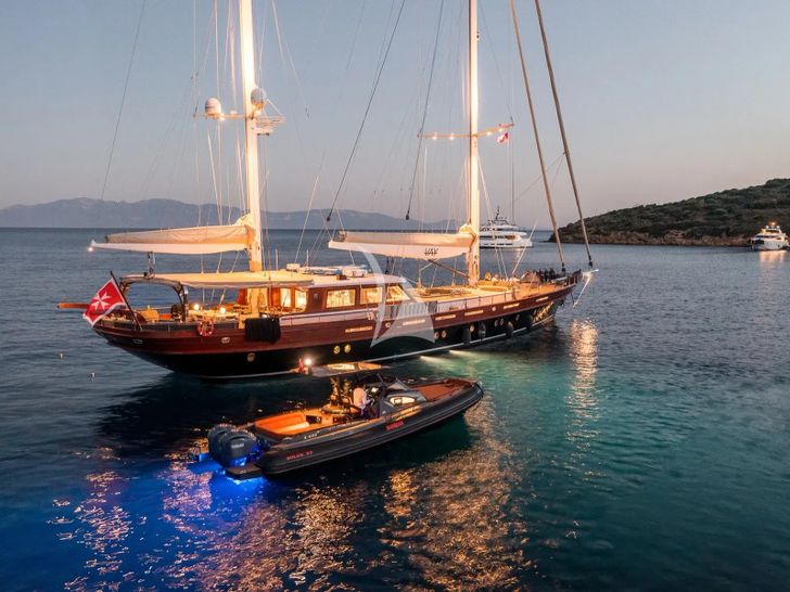 VAY Su Marine 40m - at night VAY Su Marine 40m - at night