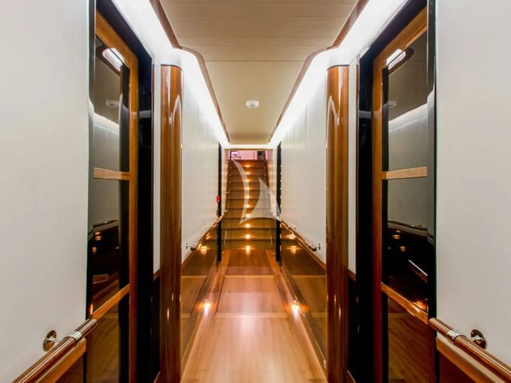VAY Su Marine 40m - cabin hallway VAY Su Marine 40m - cabin hallway