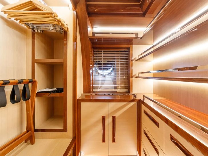 VAY Su Marine 40m - master cabin closet VAY Su Marine 40m - master cabin closet
