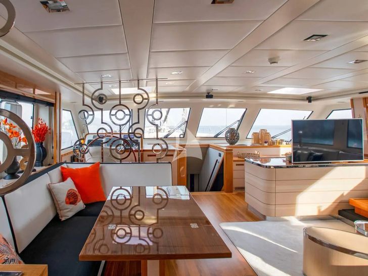 VAY Su Marine 40m - saloon seating and TV VAY Su Marine 40m - saloon seating and TV