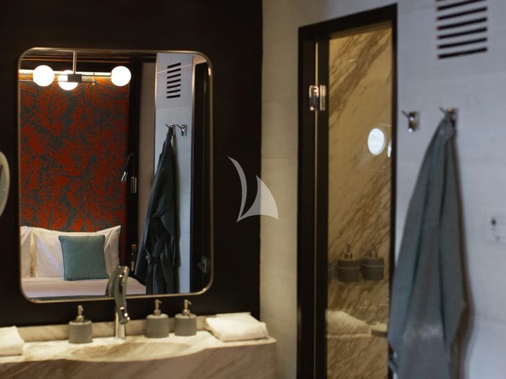 VELA Phinisi 50m - VIP cabin 1 bathroom VELA Phinisi 50m - VIP cabin 1 bathroom