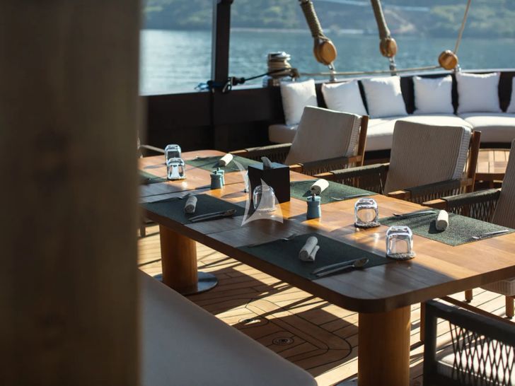 VELA Phinisi 50m - aft deck alfresco dining table VELA Phinisi 50m - aft deck alfresco dining table