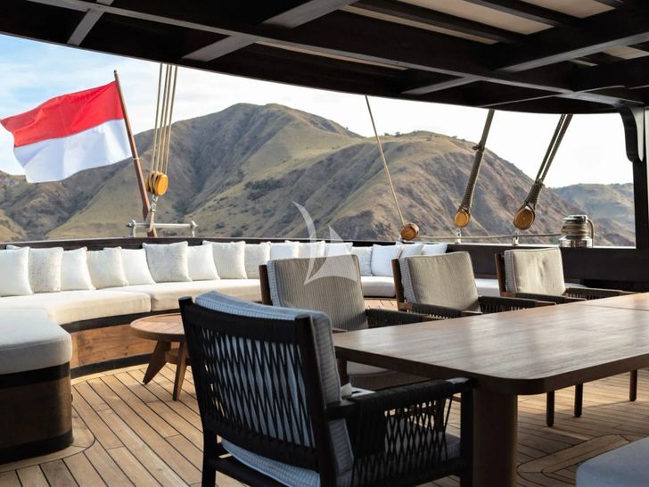 VELA Phinisi 50m - aft deck lounge and alfresco dining area VELA Phinisi 50m - aft deck lounge and alfresco dining area