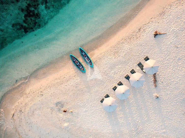 VELA Phinisi 50m - beach set up and kayaks VELA Phinisi 50m - beach set up and kayaks