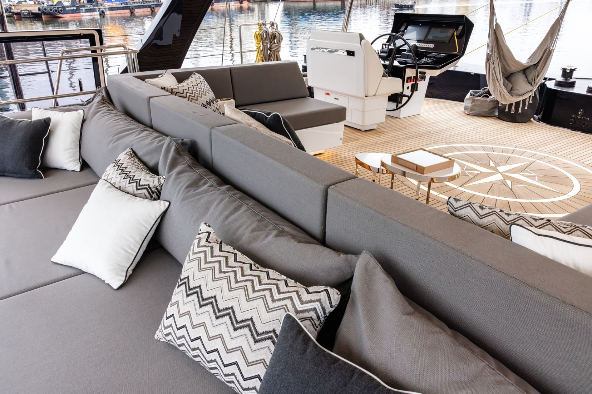 VELA Sunreef 70 Eco - flybridge lounge