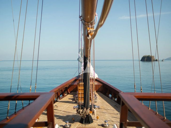 VELA Phinisi 50m - foredeck VELA Phinisi 50m - foredeck