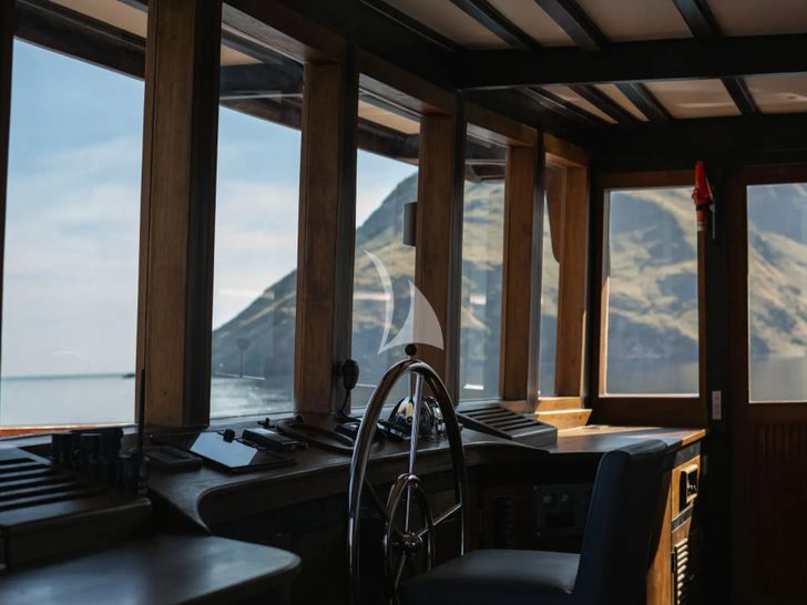 VELA Phinisi 50m - helm VELA Phinisi 50m - helm