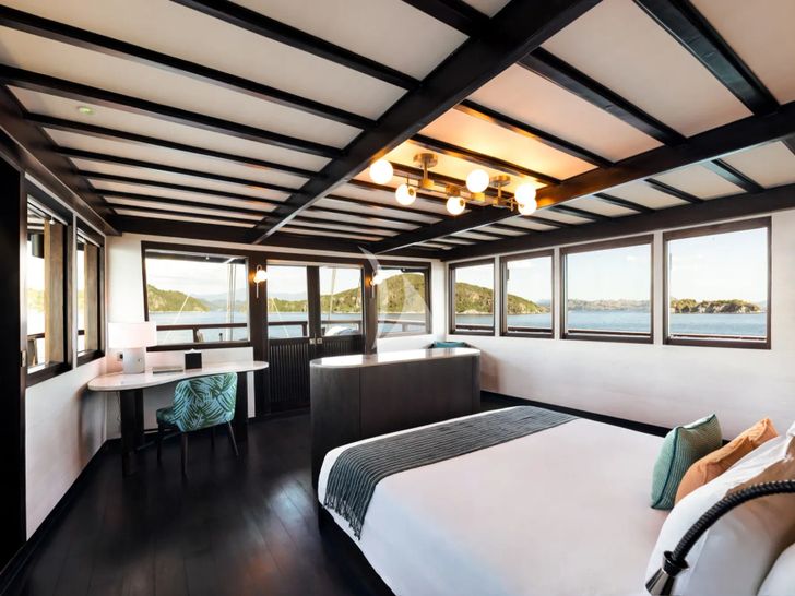 VELA Phinisi 50m - master cabin 1 bed and work desk VELA Phinisi 50m - master cabin 1 bed and work desk