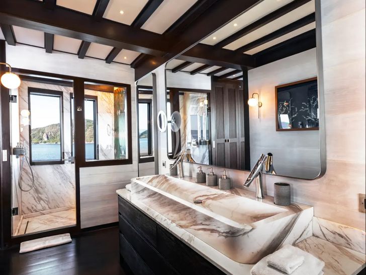 VELA Phinisi 50m - master cabin 2 bathroom VELA Phinisi 50m - master cabin 2 bathroom