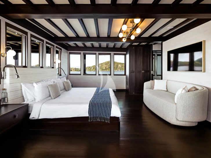 VELA Phinisi 50m - master cabin 2 bed and couch VELA Phinisi 50m - master cabin 2 bed and couch