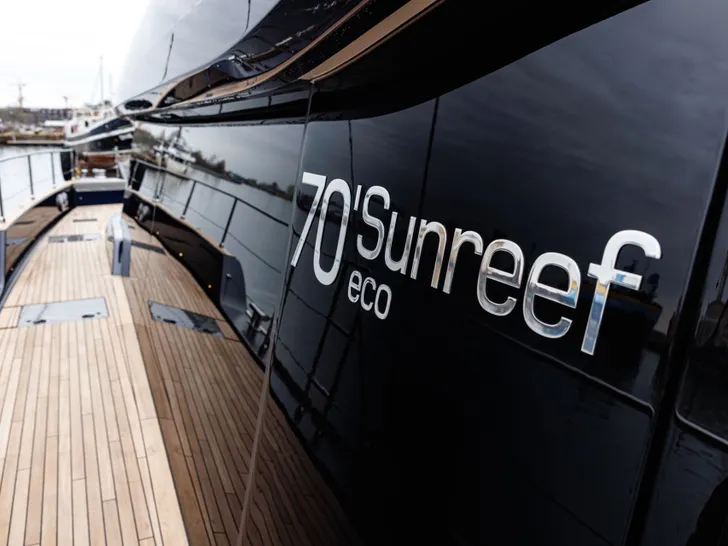 VELA Sunreef 70 Eco - side walkway VELA Sunreef 70 Eco - side walkway