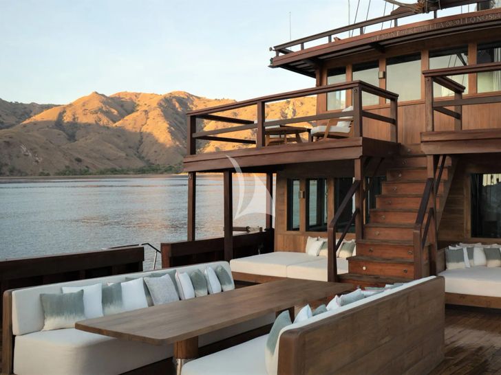 VELA Phinisi 50m - upper deck alfresco dining area VELA Phinisi 50m - upper deck alfresco dining area